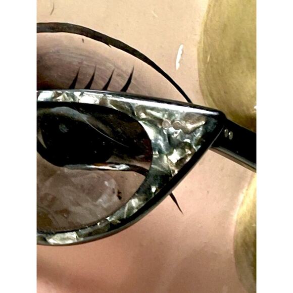 Vintage 1950-1960 Cat Eye Sunglasses Reflective Pearl Frame Pin Up Rockabilly - Picture 3 of 16